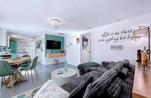 Ilexhurst Cottage | Charming, Family Friendly Newly Renovated Duplex on Holmes Beach.