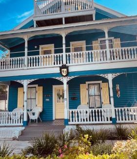 Downtown Historic District Apartment | Charming Historic Downtown Apartment