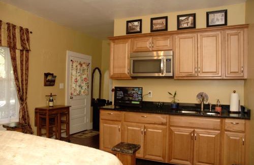 Downtown Historic District Apartment | Charming Historic Downtown Apartment