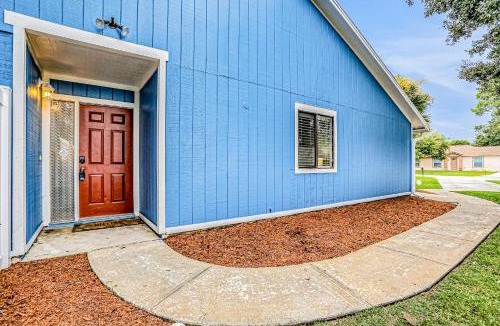 Indian Trails House | Charming home near beach & golf with central AC & patio - dog-friendly