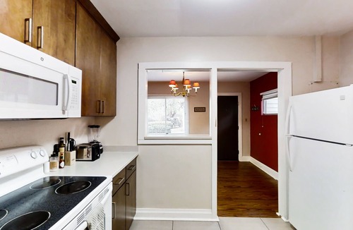 Tallahassee House | Charming home near downtown Tallahassee with washer/dryer, full kitchen, & AC