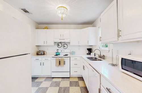 Beach Institute Apartment | Charming home with screened patio, backyard dining & cozy reading nook