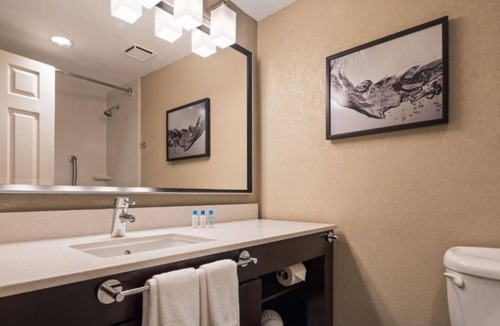 Pembroke Park Hotel | Charming hotel room in fabulous with amenities & close to Hardrock Stadium