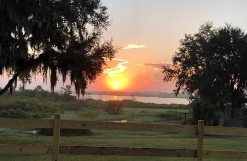 Clermont House | Charming Lakefront Cottage Near Disney