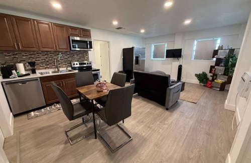 Oak Ridge House | Charming Little Nook Near Universal Parks & Outlets.