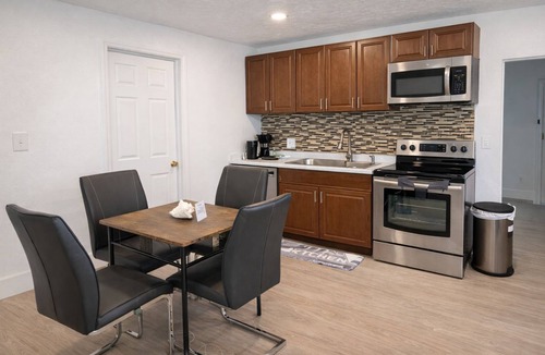 Oak Ridge House | Charming Little Nook Near Universal Parks & Outlet.