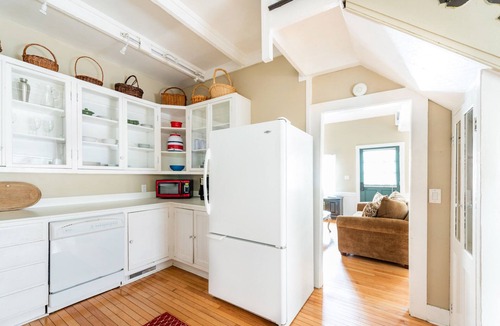 Beach Institute Cottage | Charming Lofted Cottage w/King Bed and Easy Parking by Lucky Savannah