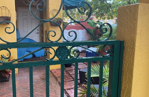 Lauderdale Lakes House | Charming one room in a shared townhouse in Lauderdale Lakes with cool AC