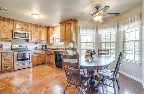 Granbury House | Charming Retreat-Firepit/Boat Ramp