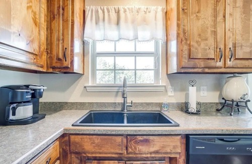 Granbury House | Charming Retreat-Firepit/Boat Ramp