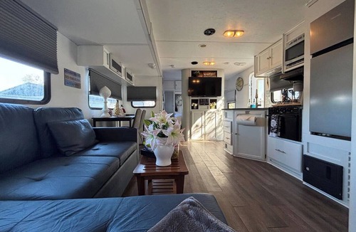 Spring Hill House | “Charming RV Getaway – Close to everything!