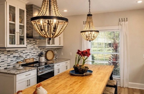 Gainesville House | Charming three bedroom woodland retreat with chef kitchen and spa tub.