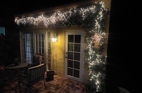 Pinewood Park Cottage | Charming Tuscan, mini villa steps to the waterfront,LaMarina &“NOMAR” district.