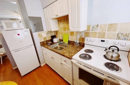 Lauderdale-by-the-Sea Apartment | Charming Deluxe King Apt, Free Parking & Pool - -Walk to Beach!