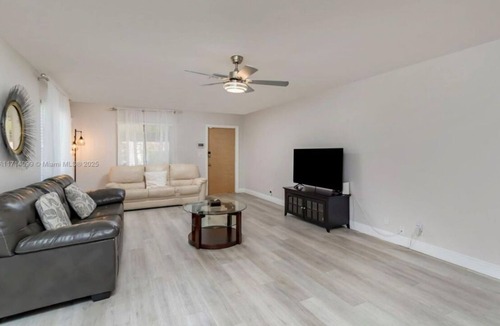 Lauderdale-by-the-Sea Ski Chalet | Charming 2-bedroom chalet with WiFi and AC in wonderful Lauderdale-by-the-Sea