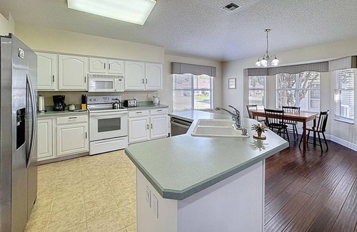 The Villages Villa | Charming Villa with Golf Cart: Steps from Spanish Springs & Shopping!