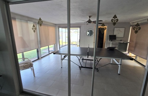 Palmetto House | Charming Water Front 2-Bedroom Home in quaint Palmetto FL.