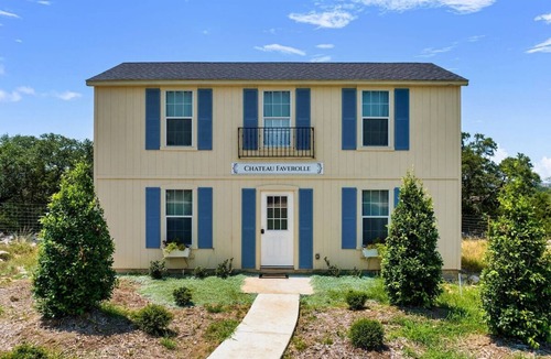 New Braunfels Villa | Chateau-Faverolle, 2 Private Bedrooms & pool