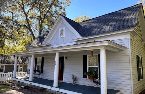 Landrum House | Cheerful 2 Bdrm Walking Distance Downtown Landrum
