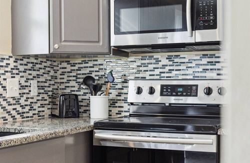 Chandler Park House | Cherie Down Townhome W/Patio, Balcony, BBQ Grills, Fire Pit & 5 Minute Walk to the Beach! 🏖️