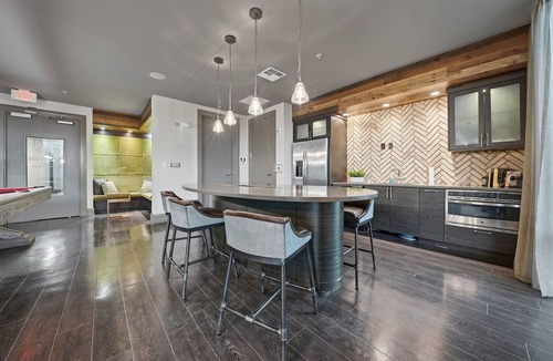 Courier City - Oscawana Apartment | Chic 2BR w Pool Pet-friendly Unit 14