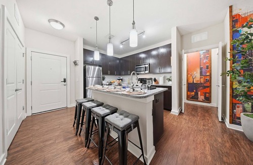 Courier City - Oscawana Apartment | Chic 2BR w Pool Pet-friendly Unit 14
