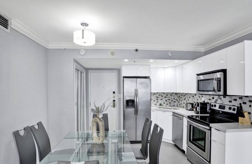 Mid Beach Apartment | Chic 3 Bedroom Condo by the Sea with Resort Amenities, Pools and Gym 715