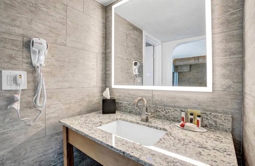 Downtown Hollywood Hotel | Chic Downtown Haven near Hollywood Beach Broadwalk! 2 Relaxing Units! Breakfast!