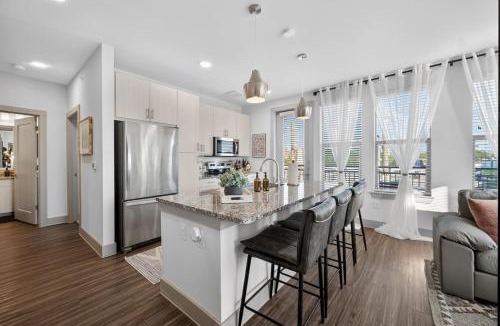 Dallas Apartment | Chic Oak Lawn 2BR - Skyline Views & Resort Pool