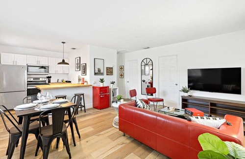 Sailboat Bend Condo | Chic Sailboat Bend Condo w/Parking, Near Riverwalk