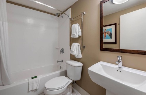 Jekyll Island Hotel | Chic Seaside Suite | Onsite Pool | Free Parking | Free Breakfast | Pets Welcome