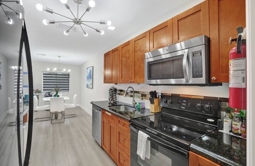 Coral Ridge House | Chic Spacious 1br Getaway Pool &Tiki Bar Steps to the beach