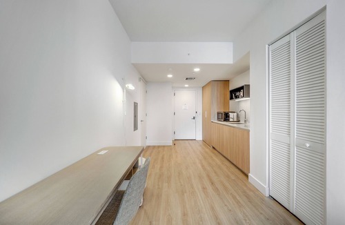 Downtown Miami Apartment | Chic studio in Downtown with Gym and Pool