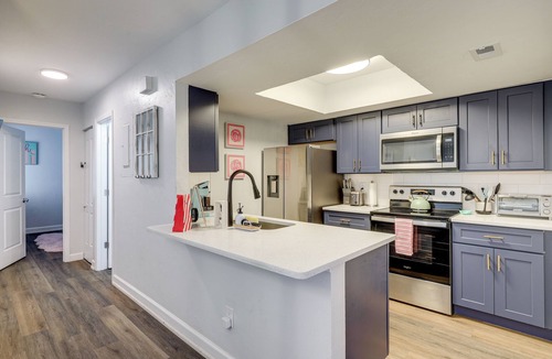 North Beach Apartment | Chic Townhouse w/Hot Tub, 4 Mi to Atlantic Beach!