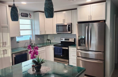 Big Pine Key House | Christmas in the FL Keys! Stunning sunsets, beaches 10 min away, Fishing!