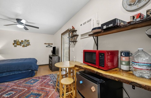 Crystal River Cabin | Cindy's 1-bed Cabin Fire pit 5 min to sister springs