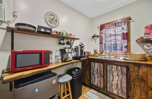 Crystal River Cabin | Cindy's 1-bed Cabin Fire pit 5 min to sister springs