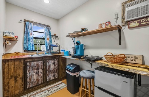 Crystal River Cabin | Cindy's Cabin sleeps 2 min to sister springs Boat parking