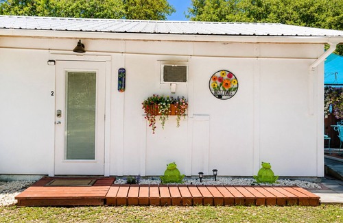 Crystal River Cabin | Cindy's Cabin sleeps 2 min to sister springs Boat parking