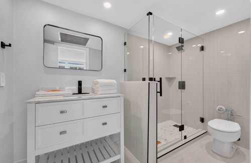 Galt Mile Apartment | City Breeze Stay
