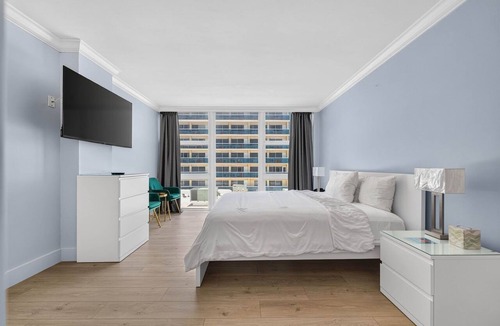 Galt Mile Apartment | City Breeze Stay