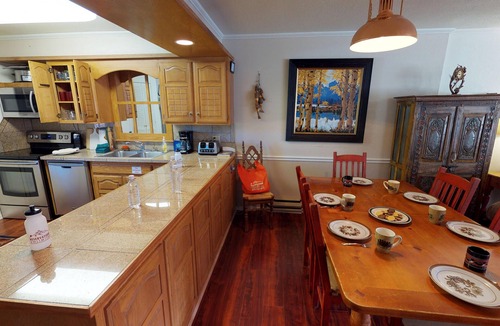 Red River Apartment | Claim Jumper #8 Townhouse