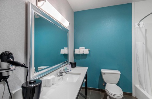 Irving Hotel | Clarion Inn & Suites DFW North