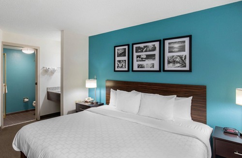 Irving Hotel | Clarion Inn & Suites DFW North
