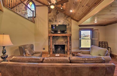 Clarkesville House | Clarkesville Ranch Cabin w/Screened-In Porch!