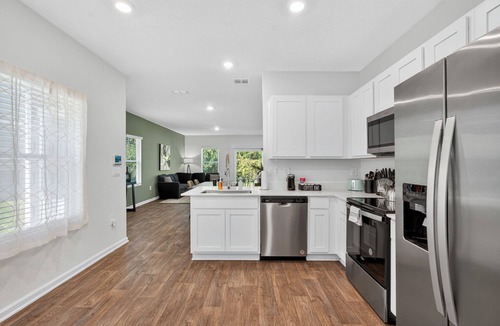 Baymeadows House | Clean 3BR Townhome/Close to Mayo and Beaches