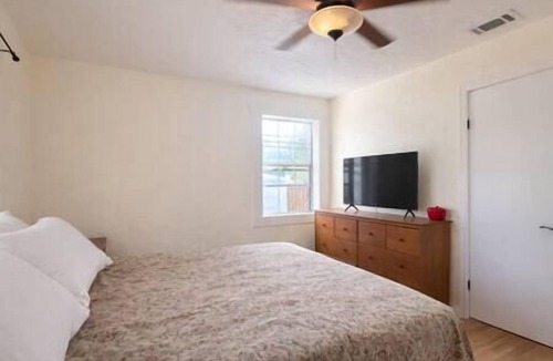Gainesville House | Clean Family Home - 1 Mile from UF. Free Parking.