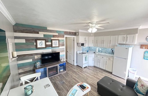 Bay Esplanade Apartment | Clearwater Beach Chic 1BR Suite in Boutique Motel just steps away from the sand