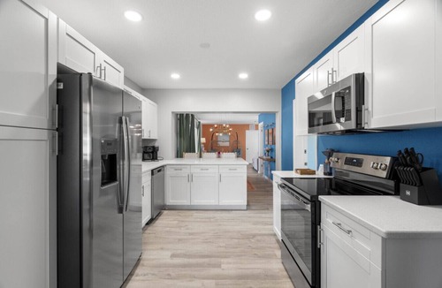 Clearwater House | Clearwater Pickleball, Heated Pool, MiniGolf Oasis! 15 min to beach