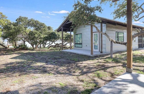 Rockport Cottage | Clifton Cottage- Cute cottage with a modern flare! Pier! Kayak ramps! Private